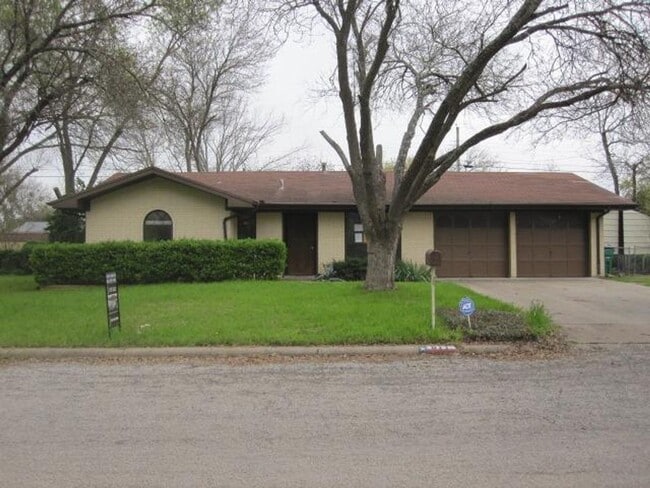 811 Kirk St in Taylor, TX - Building Photo - Building Photo