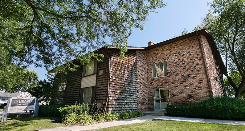 The Grant Apartments in West Allis, WI - Foto de edificio