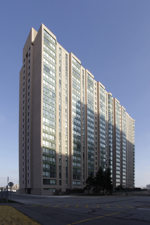 Hillcrest Suites in Mississauga, ON - Building Photo