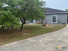 101 Cielo Vista in Canyon Lake, TX - Building Photo - Building Photo