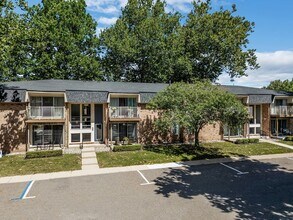 Kensington Manor Apartments in Farmington, MI - Building Photo - Building Photo