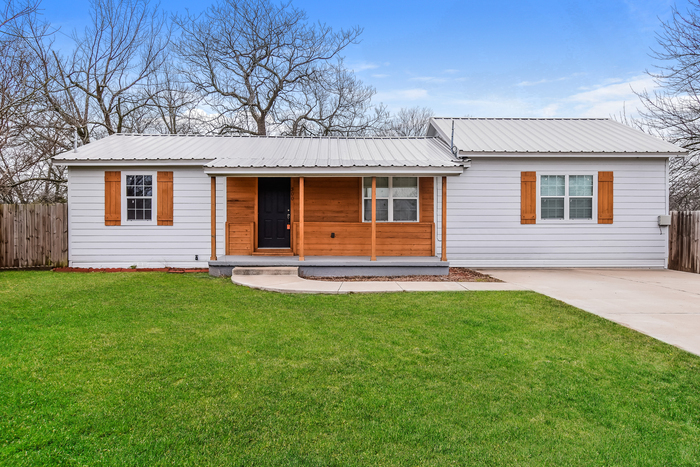 300 N 5th St in Quinlan, TX - Building Photo