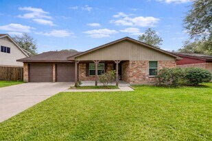 12510 Hunting Brook Dr in Houston, TX - Building Photo