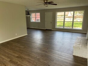 24118 Spring Mill Ln in Spring, TX - Foto de edificio - Building Photo