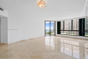 520 Brickell Key Dr in Miami, FL - Building Photo