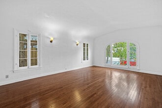 429 N Gardner St, Unit 431 in Los Angeles, CA - Building Photo - Building Photo