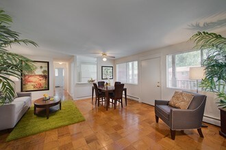 Layton Hall Apartments in Fairfax, VA - Foto de edificio - Building Photo