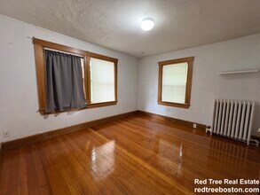 28 Woodward St, Unit 2 in Newton, MA - Foto de edificio - Building Photo