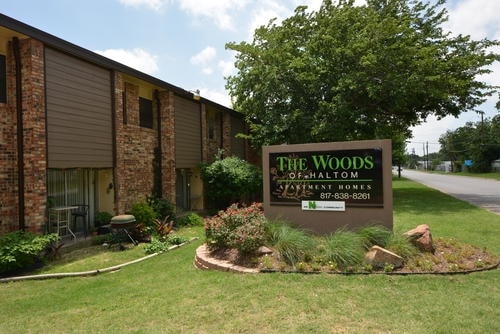 Woods of Haltom Townhomes in Haltom City, TX - Foto de edificio - Building Photo