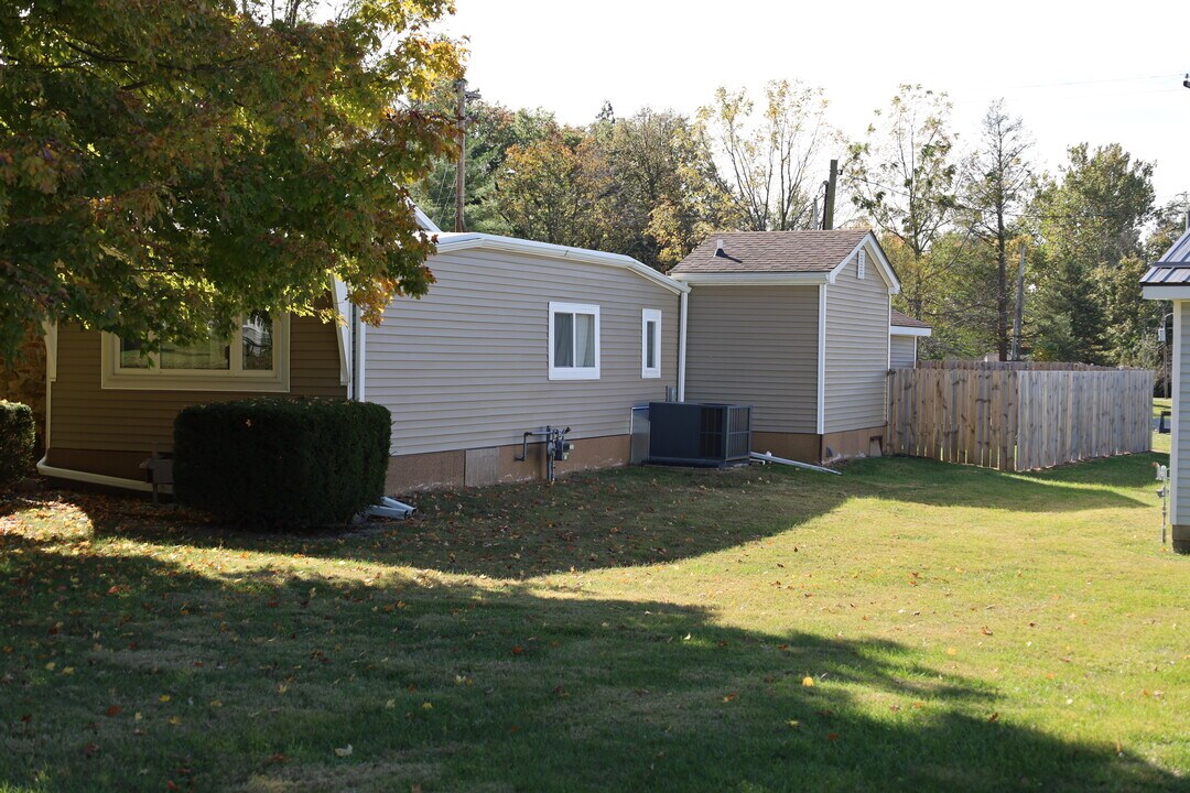 129 W Jefferson St in Jamestown, IN - Building Photo