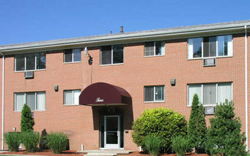 Old Orchard Apartments in Holt, MI - Building Photo - Building Photo