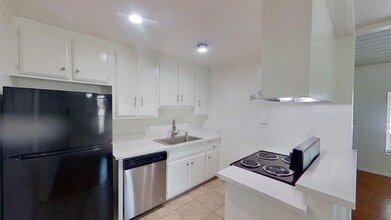 1010 W MacArthur Blvd in Santa Ana, CA - Building Photo - Building Photo