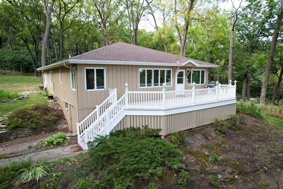 W281N3405 Taylors Woods Rd in Pewaukee, WI - Building Photo