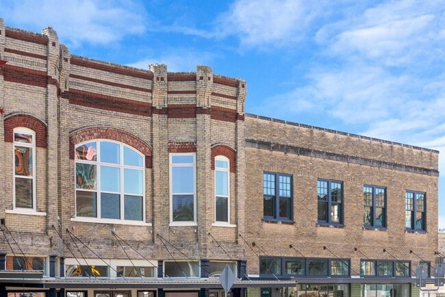 102 E 2nd St in Taylor, TX - Foto de edificio - Building Photo