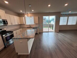 18611 Melissa Ave in Sandy, OR - Foto de edificio - Building Photo