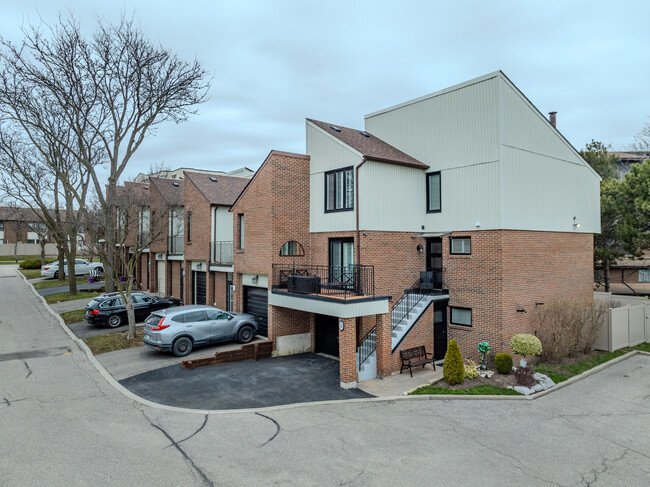 1020 Cedarglen Gate in Mississauga, ON - Building Photo - Building Photo