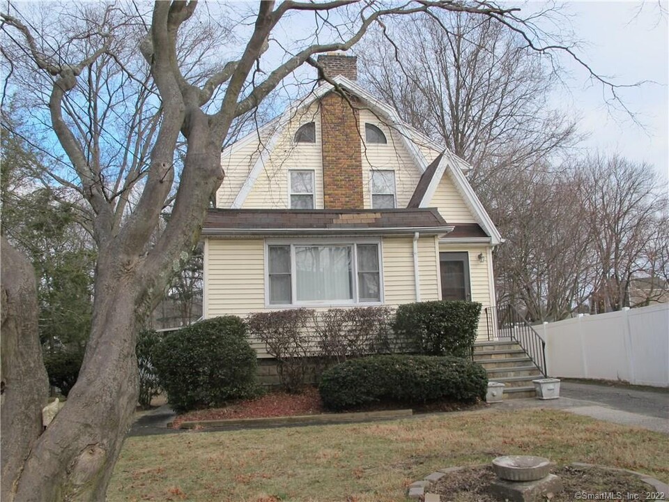 63 Oaklawn Ave in Stamford, CT - Foto de edificio