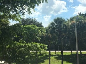 634 Cohen Way in Sarasota, FL - Foto de edificio - Building Photo