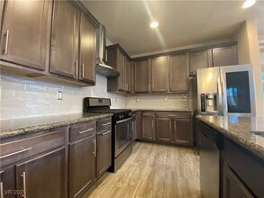 9075 Tiffany Oaks Ave in Las Vegas, NV - Building Photo - Building Photo