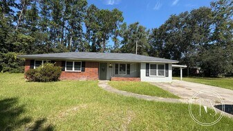 14 Palm Dr in Hinesville, GA - Building Photo