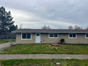 1001 Olympic Ave in Medford, OR - Building Photo - Building Photo