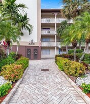 3201 Portofino Point in Coconut Creek, FL - Building Photo