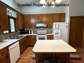 9167 Pineview Ln N in Maple Grove, MN - Building Photo - Building Photo