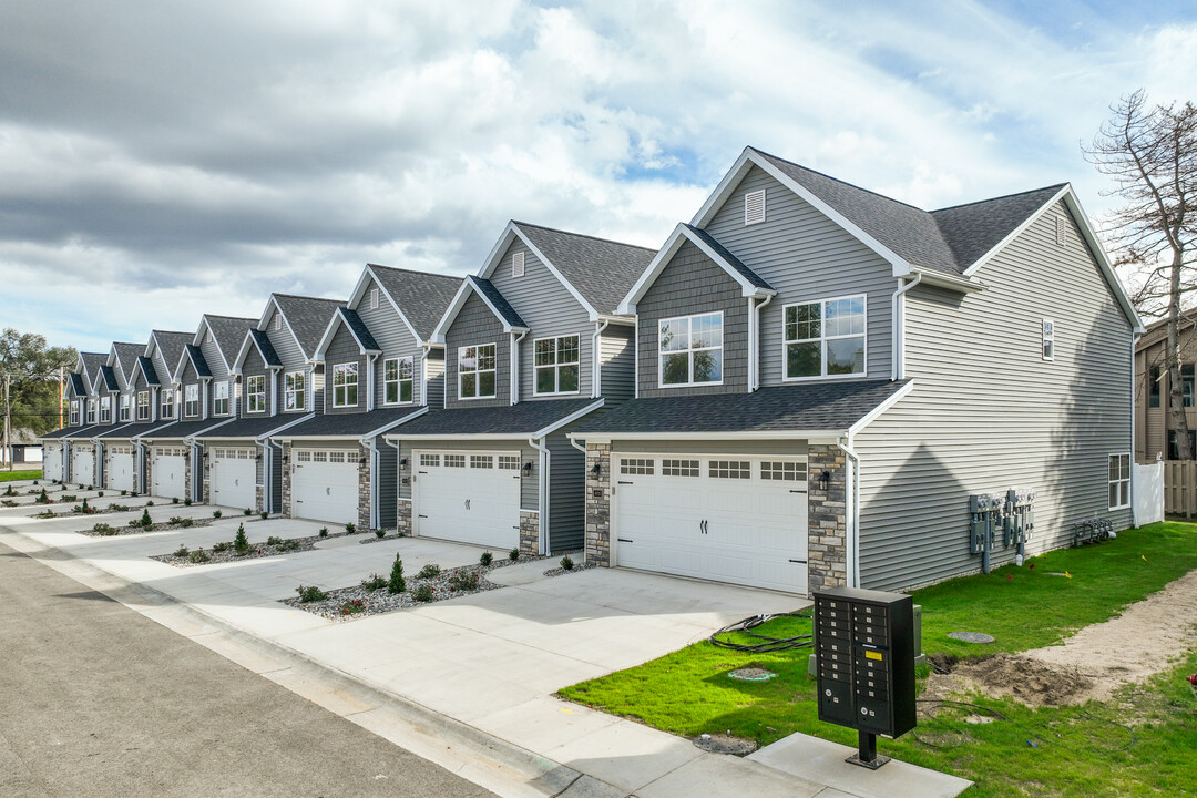 Olander Village in Sylvania, OH - Building Photo