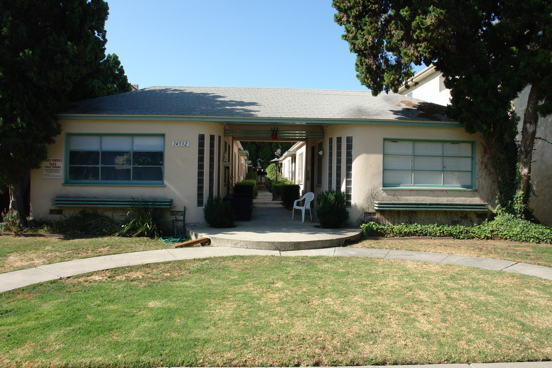 14532 Dickens St in Sherman Oaks, CA - Building Photo