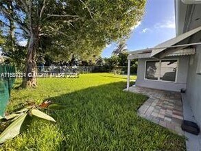 6660 NW 25th St in Sunrise, FL - Building Photo - Building Photo