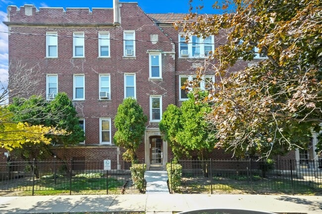 property at 3008 N Whipple St