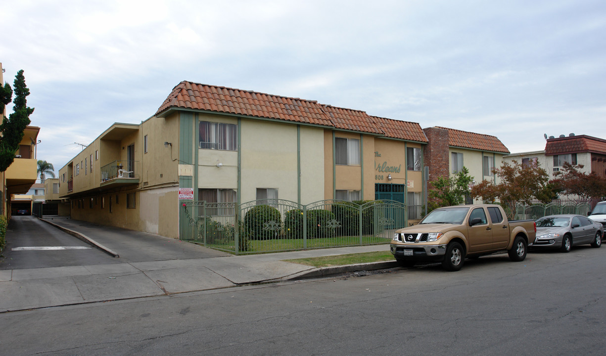 8808 Cedros Ave in Panorama City, CA - Building Photo