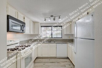 101 Luna Way in Las Vegas, NV - Foto de edificio - Building Photo