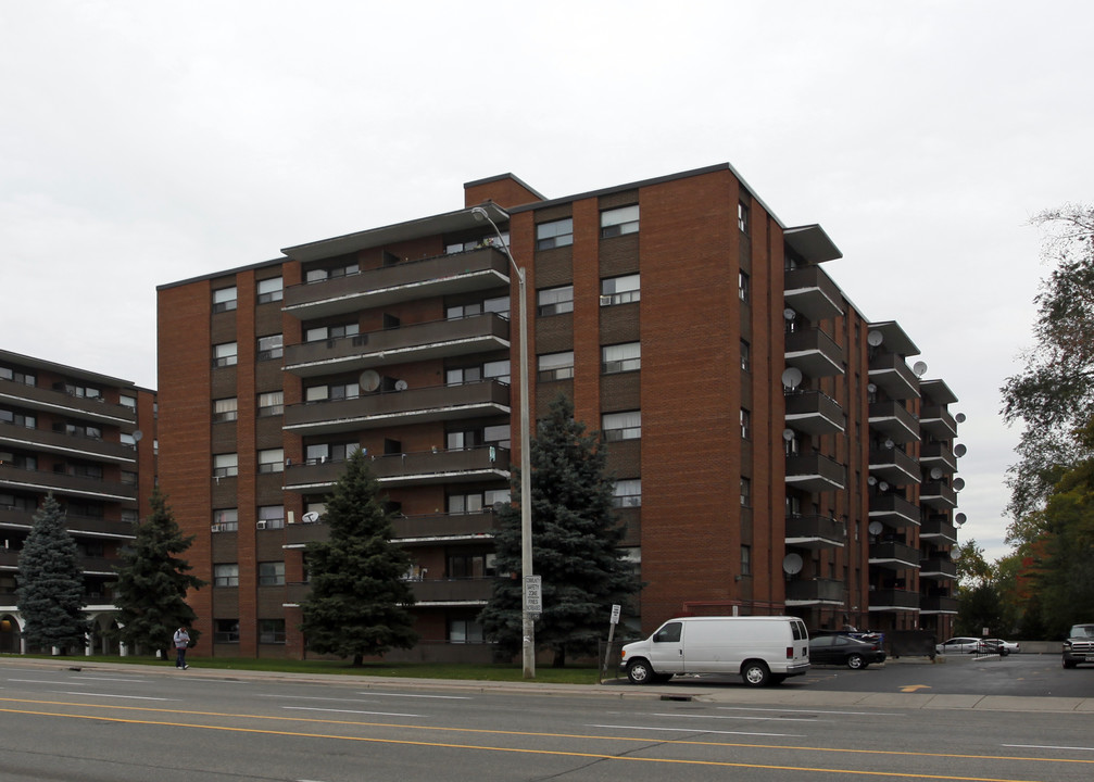 Hurontario in Mississauga, ON - Building Photo