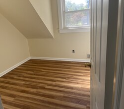 251 Maple Ave, Unit Apt D in South Bound Brook, NJ - Foto de edificio - Building Photo