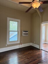 210 Eleanor Ave in San Antonio, TX - Foto de edificio - Building Photo