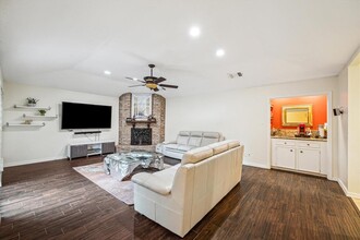 910 Coachlight Dr in Houston, TX - Building Photo - Building Photo