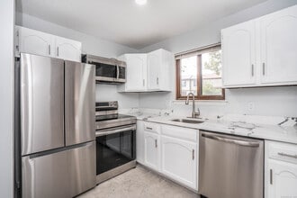 123 Cottonwood Rd in Newington, CT - Building Photo - Building Photo