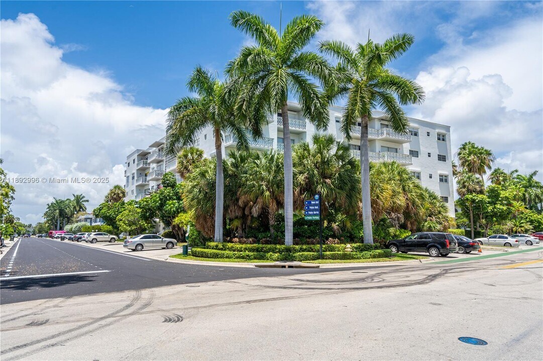 9700 E Bay Harbor Dr in Bay Harbor Islands, FL - Building Photo