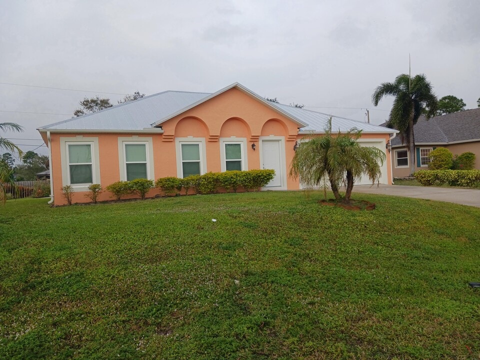 124 SW Sea Lion Rd in Port St. Lucie, FL - Building Photo