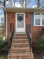 8323 Mark Lawn Dr in Richmond, VA - Foto de edificio - Building Photo