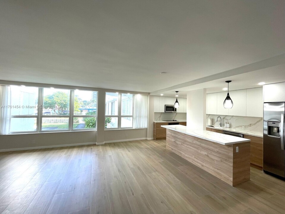 10230 Collins Ave in Bal Harbour, FL - Building Photo