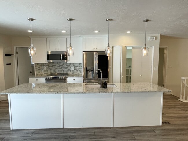 852 E Three Fountains Dr