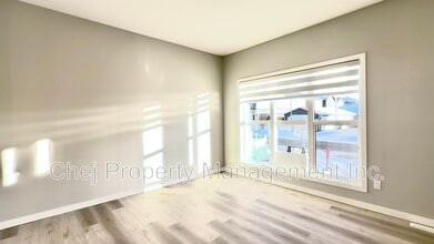 484 Edgemont Dr in Edmonton, AB - Building Photo - Building Photo