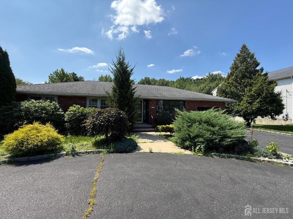 849 New Dover Rd in Edison, NJ - Building Photo
