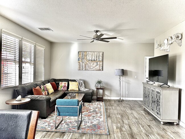 3708 E Kerry Ln in Phoenix, AZ - Foto de edificio - Building Photo