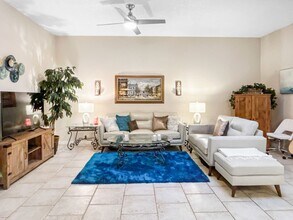 701 Mirror Lake Dr N in St. Petersburg, FL - Foto de edificio - Building Photo