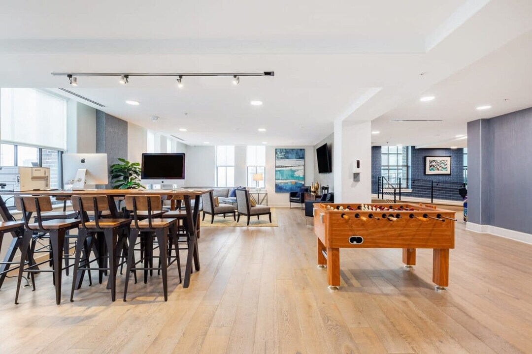 10 Light St in Baltimore, MD - Building Photo