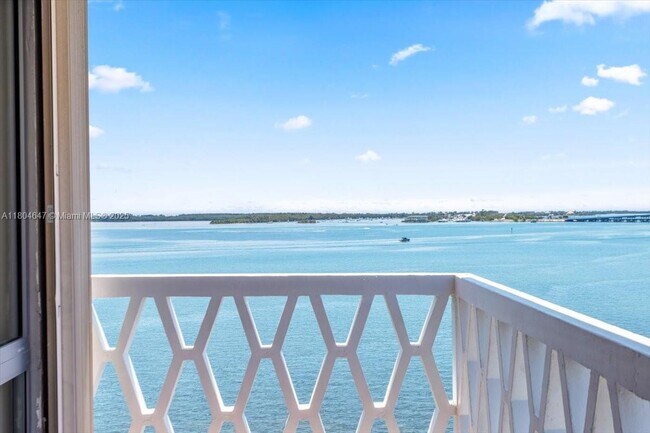 1430 Brickell Bay Dr in Miami, FL - Building Photo - Building Photo