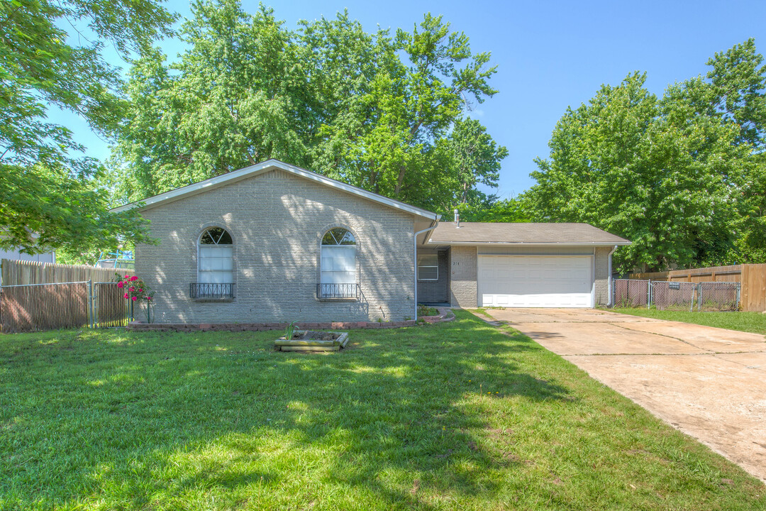 214 S 164th E Pl in Tulsa, OK - Foto de edificio